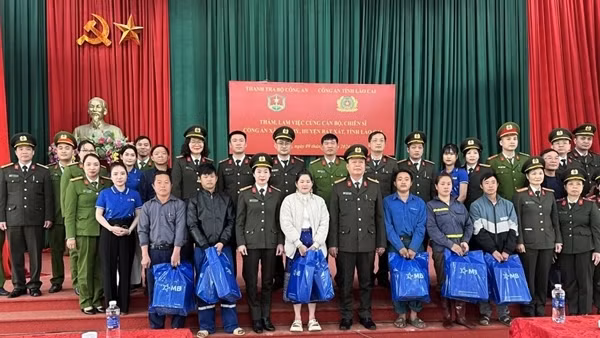 Đoàn Thanh tra Bộ Công an thăm, làm việc và tặng quà tại xã Cốc Mỳ, huyện Bát Xát