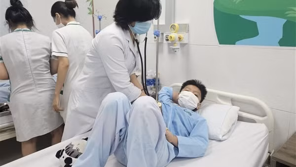 Huy động nguồn lực điều trị bệnh nhân vụ nghi ngộ độc cơm gà