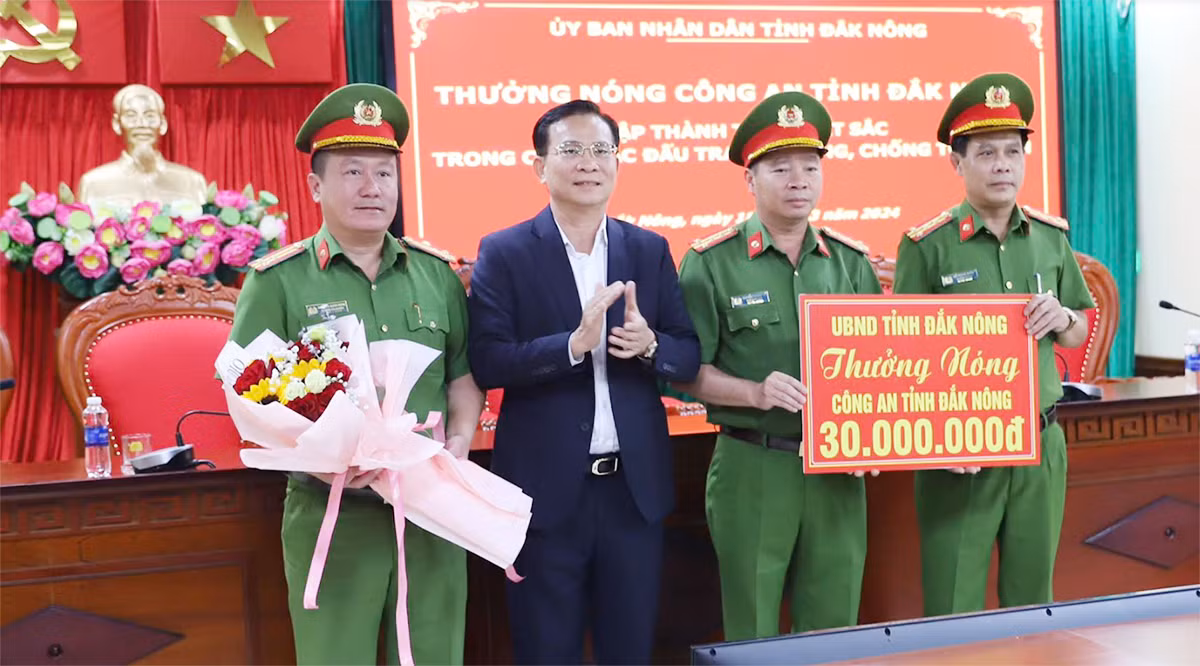 Khen thưởng Công an Đắk Nông &nbsp;phá nhanh vụ trộm tiệm vàng với giá trị trên 4 tỷ đồng -1