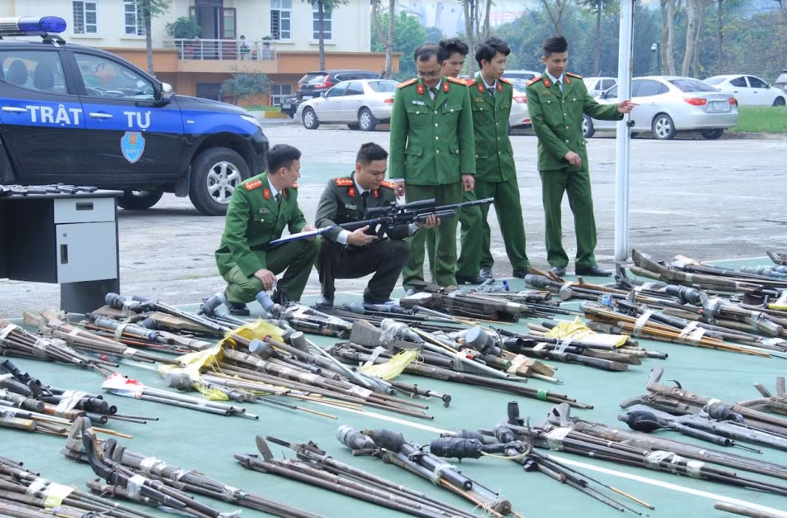 Công an tỉnh Lào Cai tiếp nhận hơn 400 súng tự chế và công cụ hỗ trợ -0