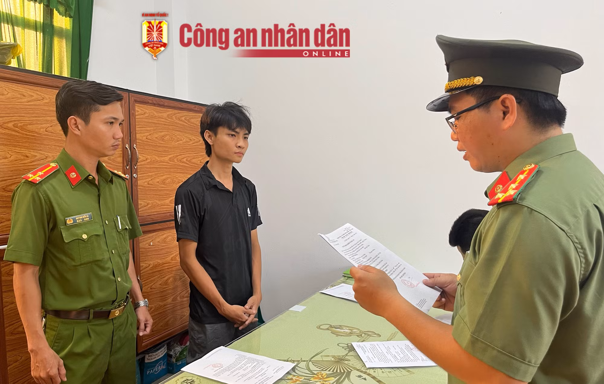 Sinh viên đại học vừa ra trường bị bắt vì dùng tiền giả -0