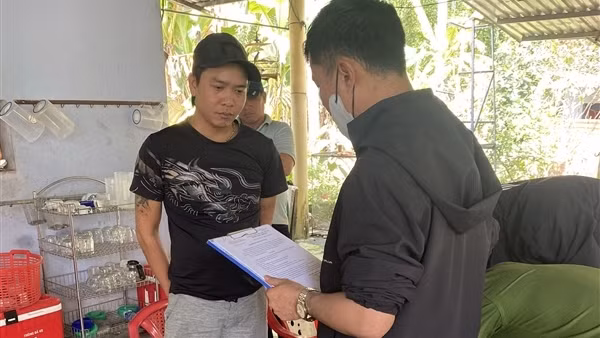 Bắt con trai chủ quán cơm gà dưới chân đèo Cù Mông thu tiền cho vay lãi nặng