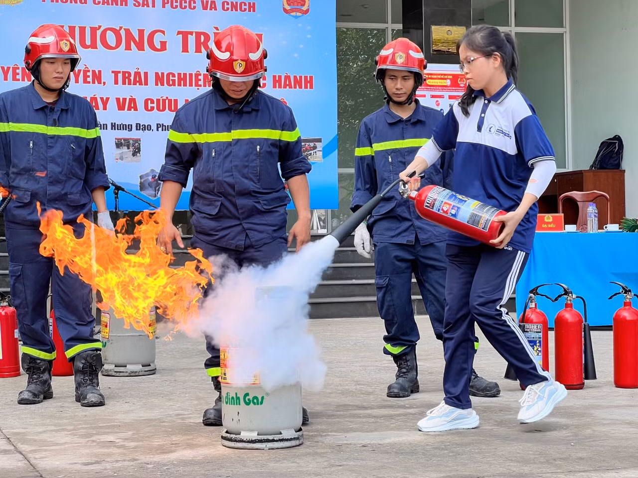 Gần 10.000 người tham gia trải nghiệm, thực hành chữa cháy và CNCH -0