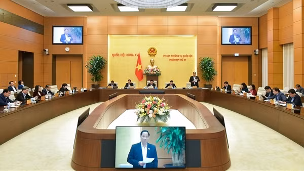 Uỷ ban Thường vụ Quốc hội cho ý kiến dự án Luật Trật tự an toàn giao thông đường bộ