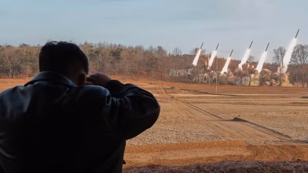 Chủ tịch Triều Tiên Kim Jong-un chỉ huy diễn tập pháo phản lực siêu lớn