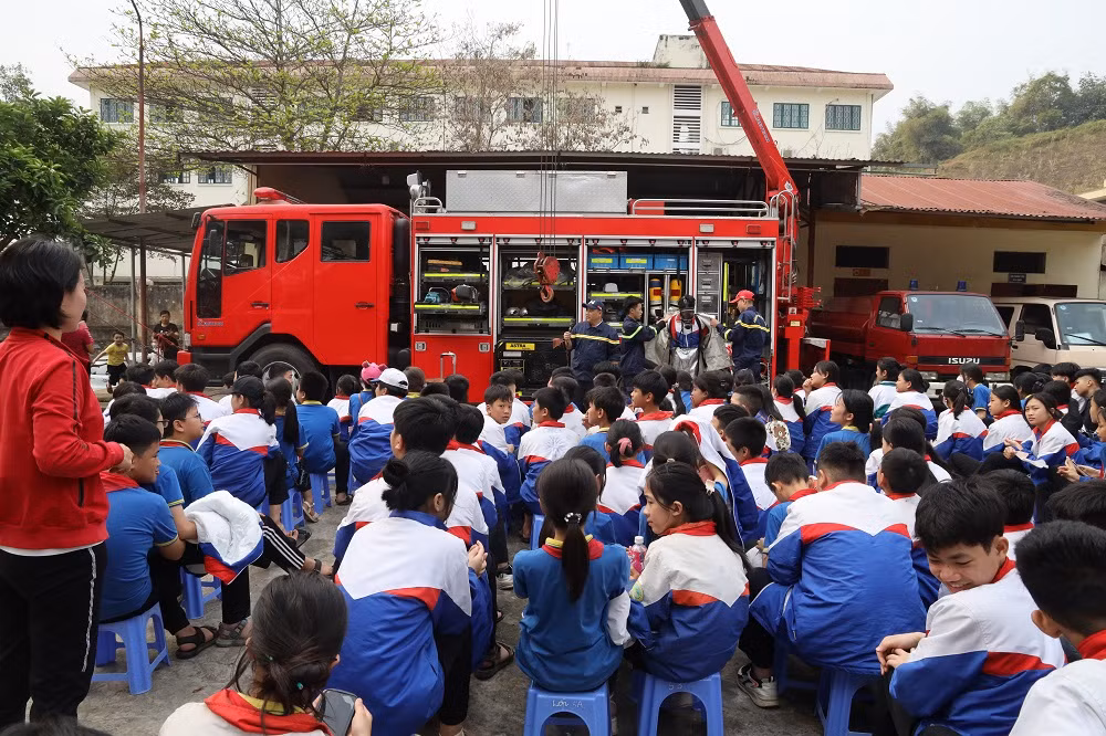 Học sinh thành phố Lào Cai trải nghiệm các hoạt động Cảnh sát PCCC và CNCH -0