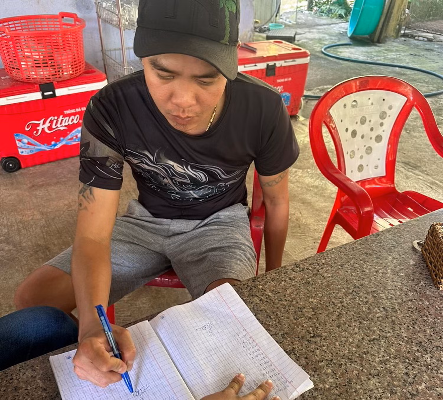  Bắt quả tang con trai chủ quán cơm gà thu tiền cho vay lãi nặng -0