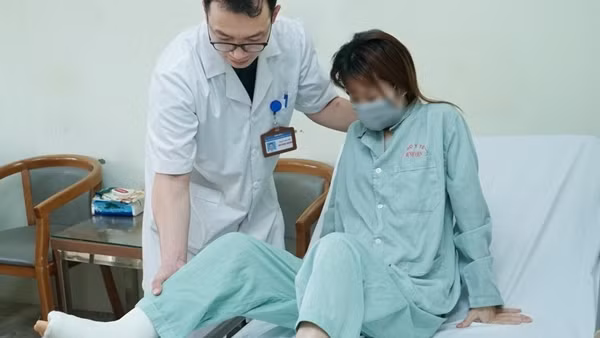 Cô gái trẻ bị xe tải cán qua người thoát chết ngoạn mục