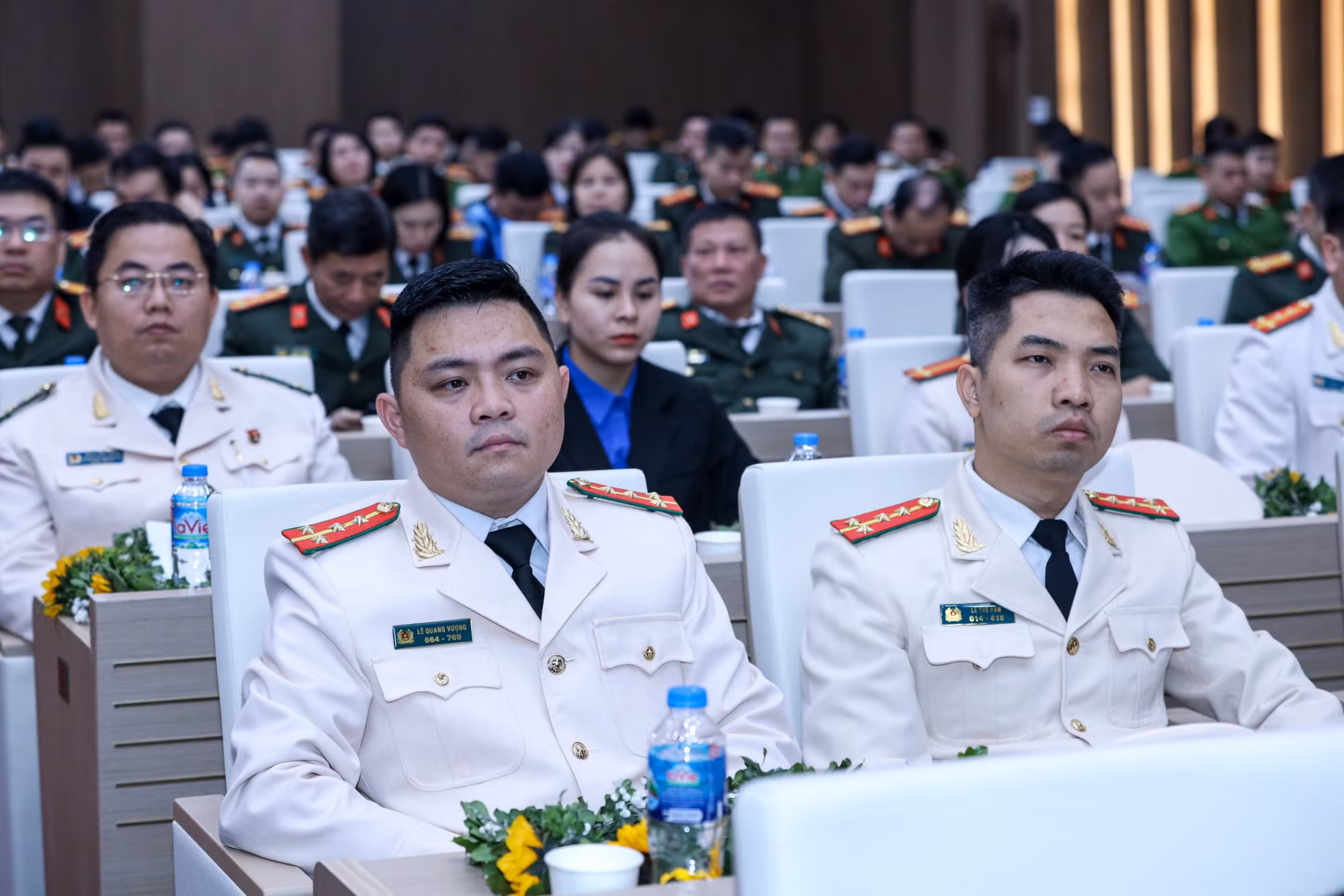 Sắc phục CAND và màu áo xanh thanh niên ngày càng được nhân dân yêu mến, cảm phục -0