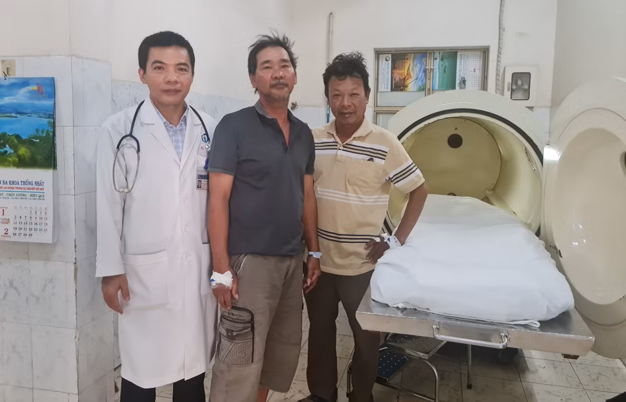 Hai người đàn ông bán vé số ngất lịm do ngủ trưa gần máy phát điện -0