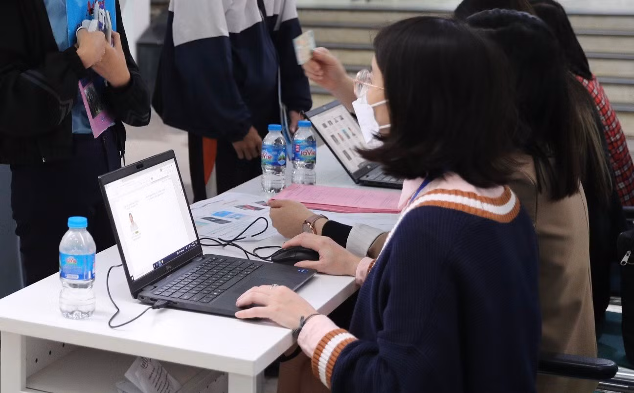 Không để xảy ra tình trạng xếp hàng, xô đẩy tại trường học gây bức xúc -0