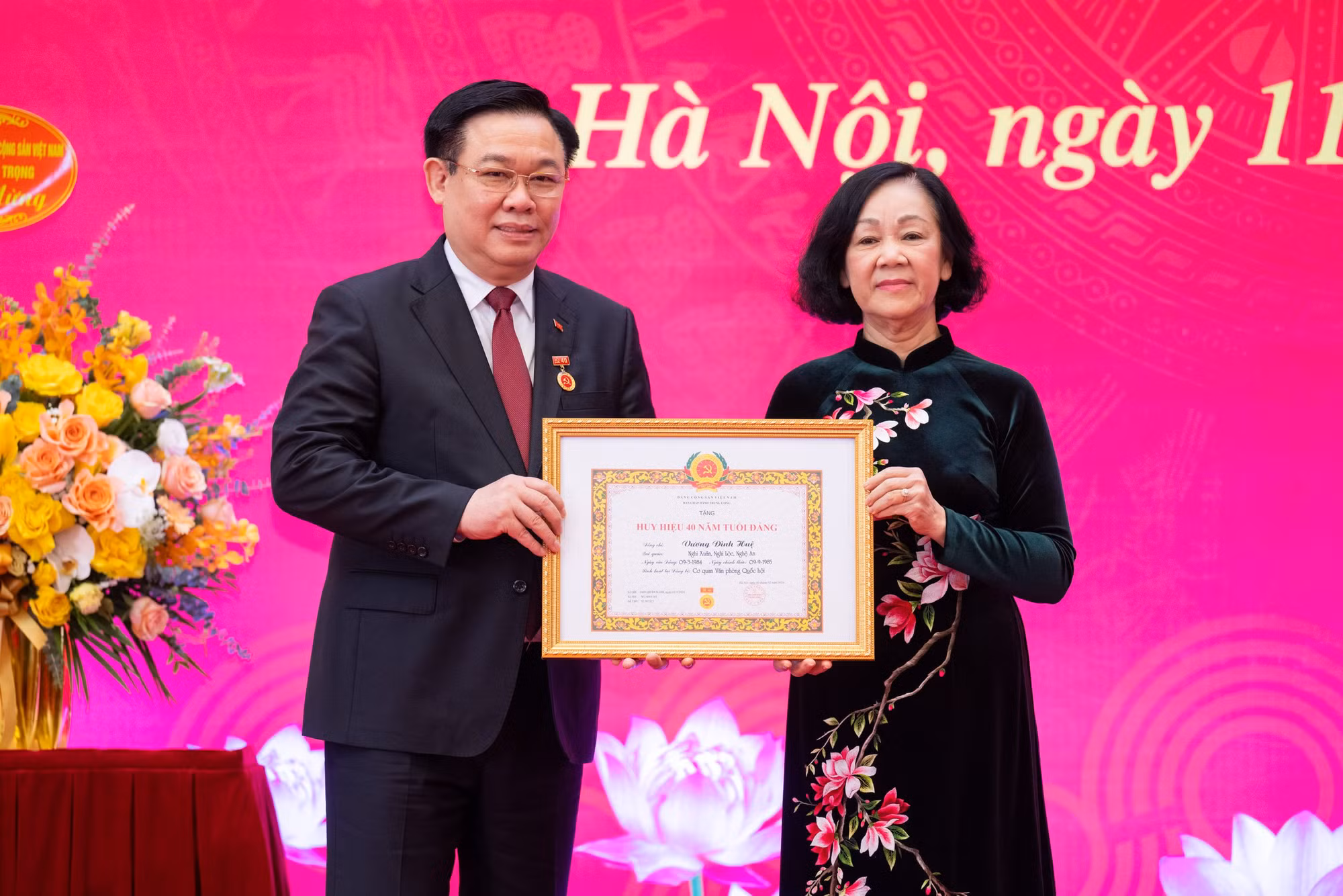 Trao Huy hiệu 40 năm tuổi Đảng tặng Chủ tịch Quốc hội Vương Đình Huệ -0