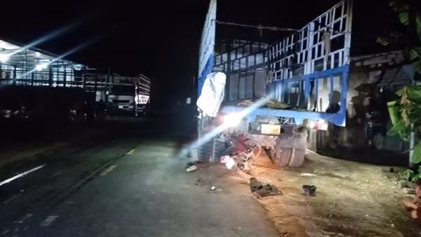 Xe máy tông xe tải đỗ bên đường, 2 người thương vong