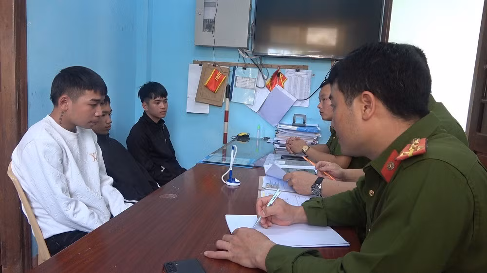 Tuần tra, phát hiện nhóm thanh thiếu niên trộm xe ở các chung cư -0