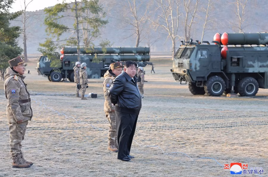Chủ tịch Triều Tiên Kim Jong-un chỉ huy diễn tập pháo phản lực siêu lớn -0