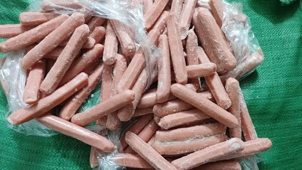 Thu giữ 1.500 hộp kẹo mút và 400 kg xúc xích đông lạnh không rõ nguồn gốc xuất xứ