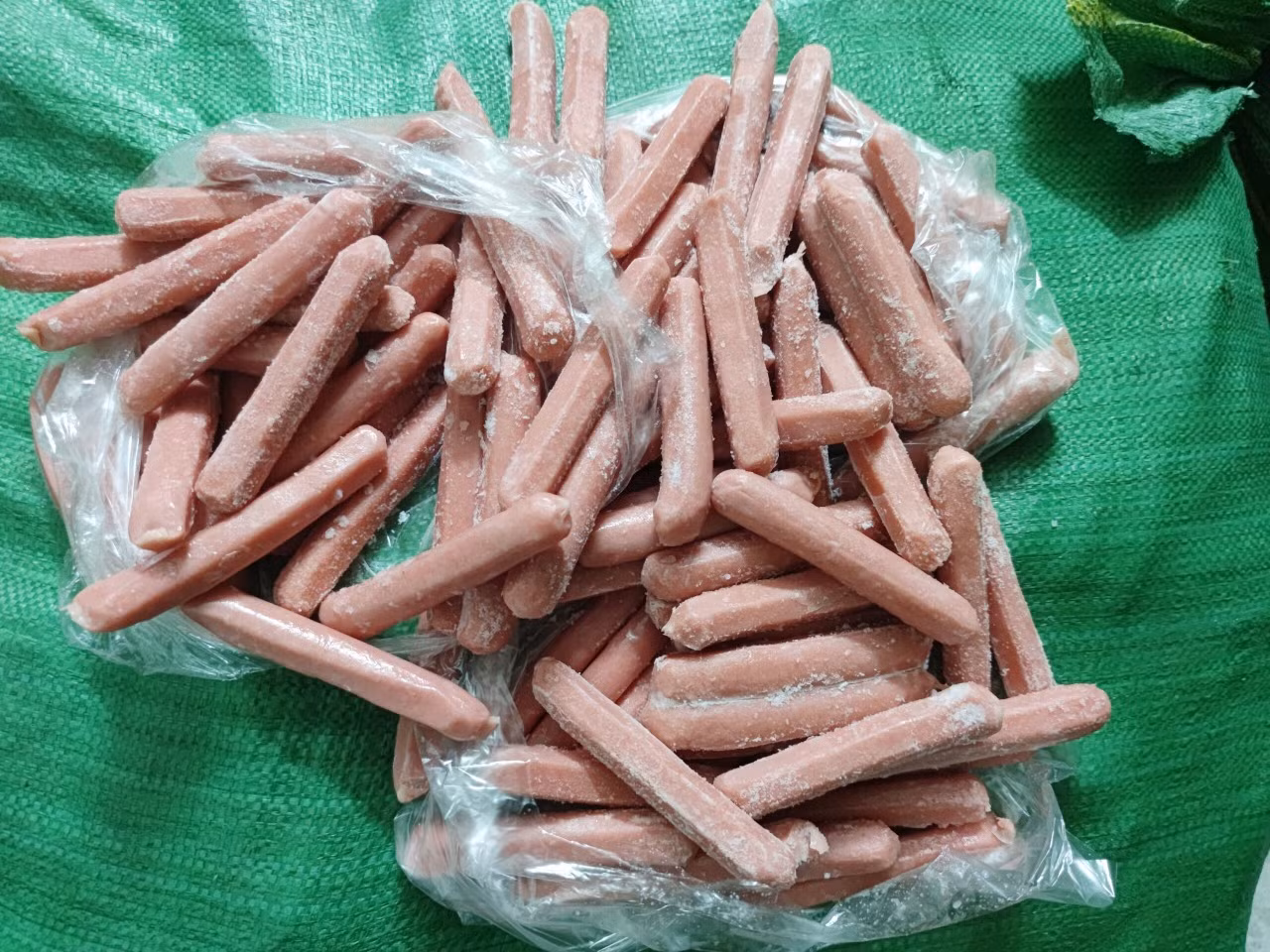 Thu giữ 1.500 hộp kẹo mút và 400 kg xúc xích đông lạnh -0