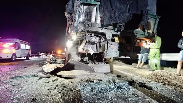 Vụ TNGT trên cao tốc Cam Lộ - La Sơn: Xe tải nổ lốp, dừng bất ngờ, xe khách thiếu quan sát gây tai nạn