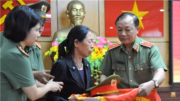 Xúc động lễ tiếp nhận hiện vật gia đình các liệt sĩ hy sinh trong vụ khủng bố ở Đắk Lắk