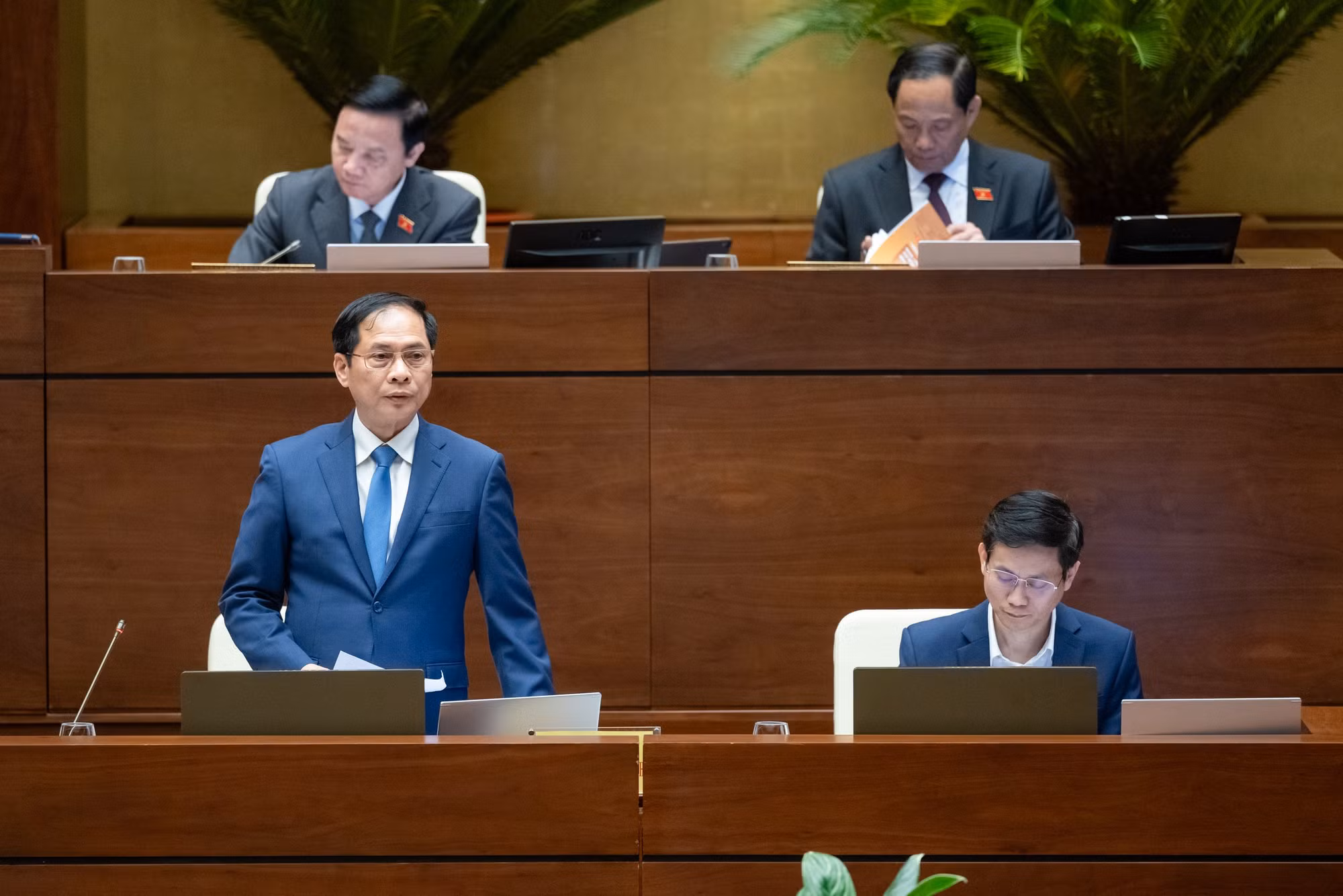 Đại biểu chất vấn chuyện du học sinh tu nghiệp không về nước, lừa đảo 