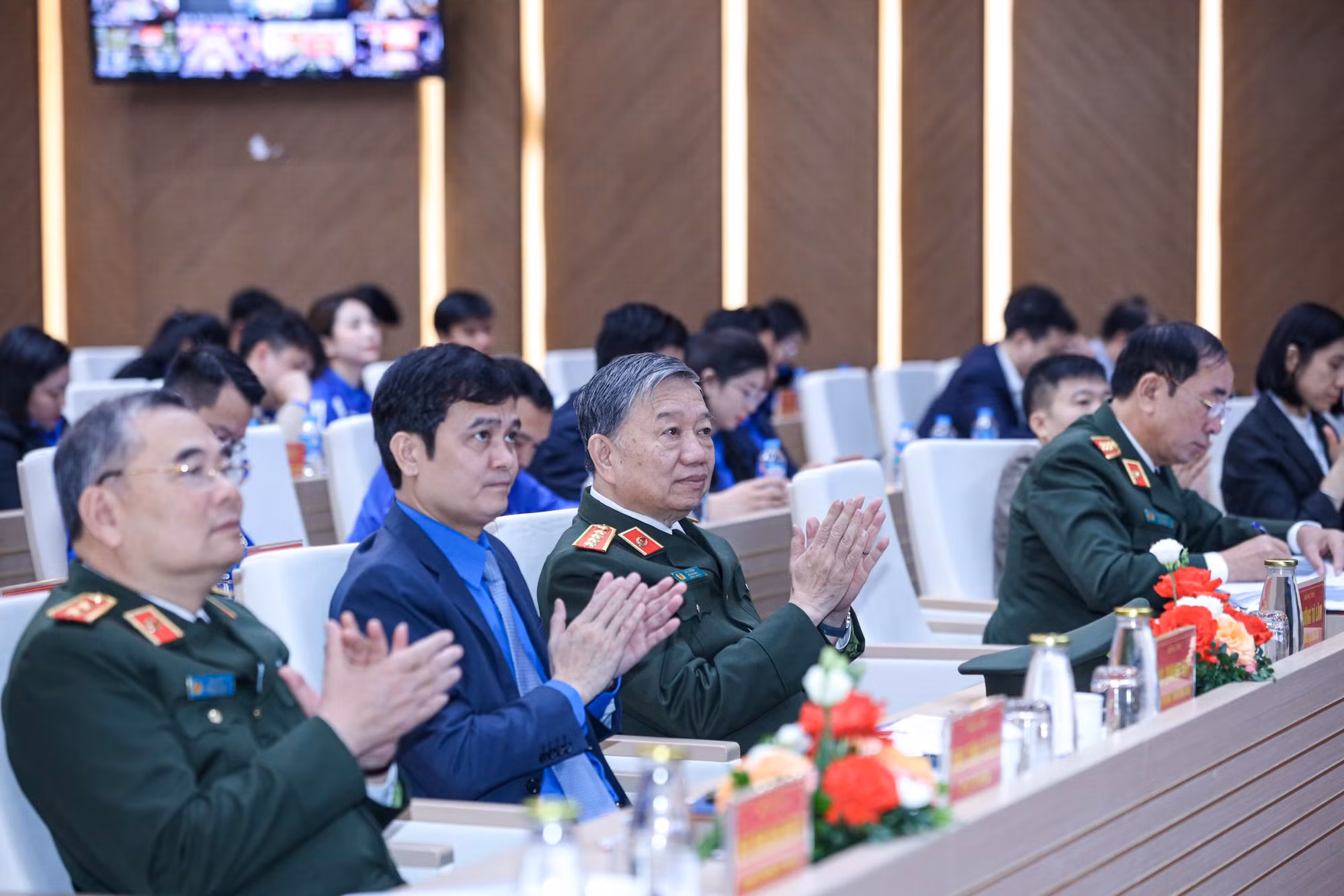 Sắc phục CAND và màu áo xanh thanh niên ngày càng được nhân dân yêu mến, cảm phục -0