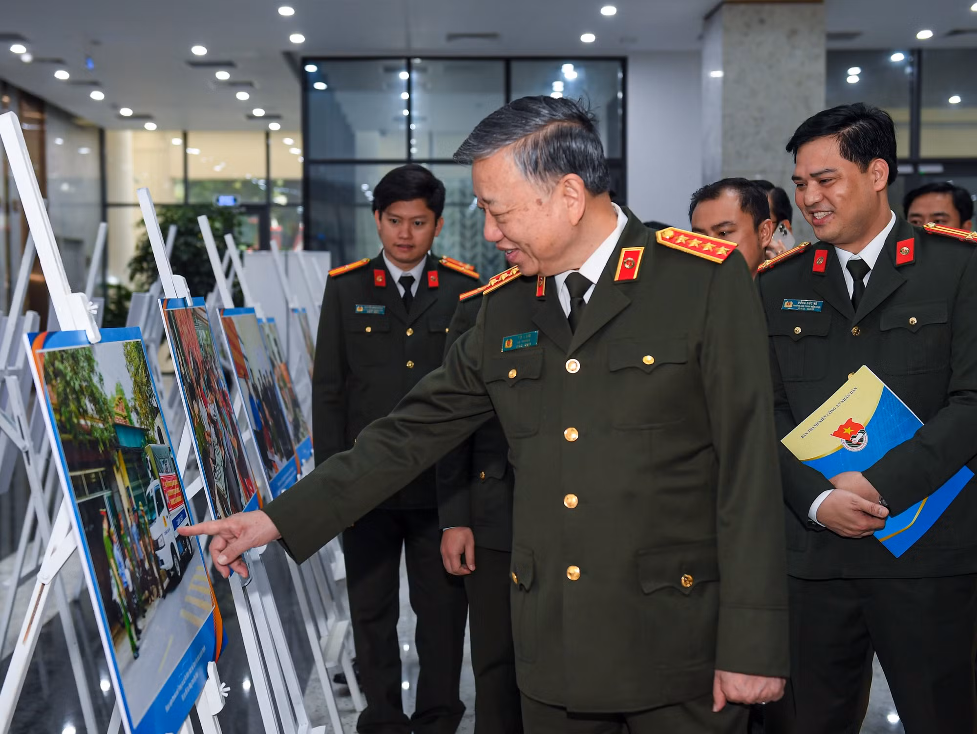 Sắc phục CAND và màu áo xanh thanh niên ngày càng được nhân dân yêu mến, cảm phục -0
