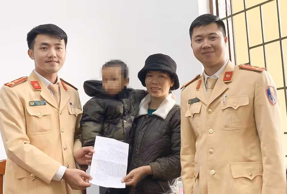 Người dân viết thư cảm ơn Công an đã tìm giúp cháu bé đi lạc trong đêm -0