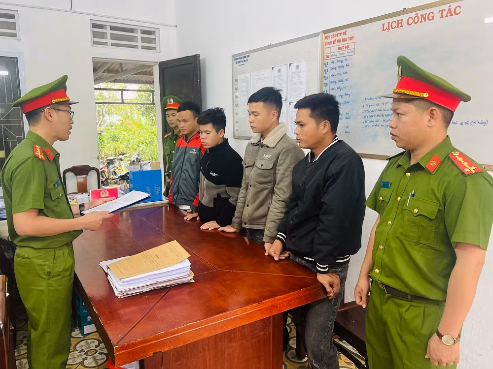 Chặt hàng chục cây rừng đem bán lấy tiền tiêu xài, 4 thanh niên bị khởi tố -0