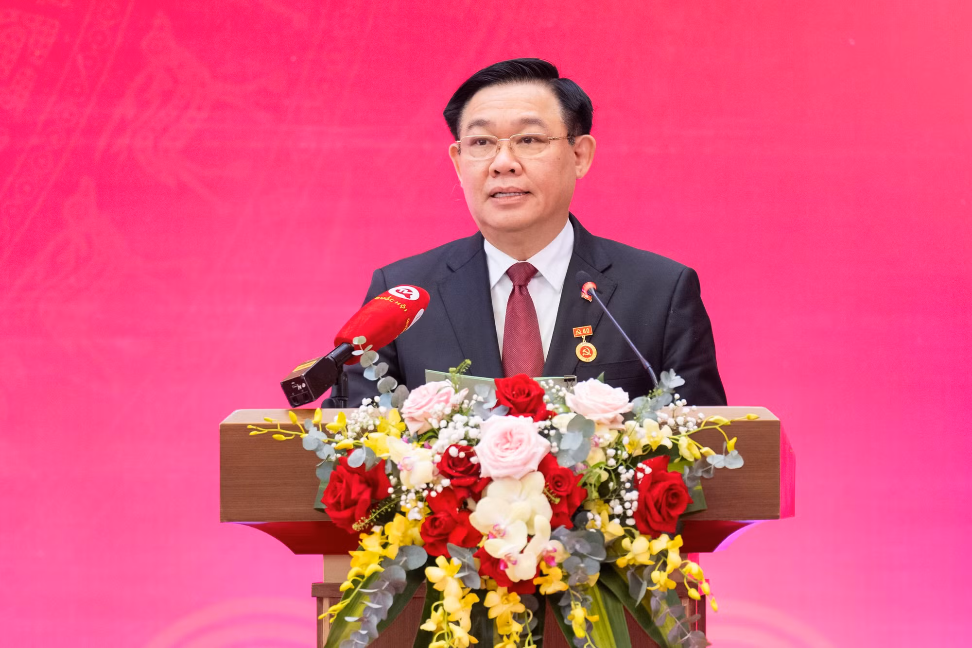 Trao Huy hiệu 40 năm tuổi Đảng tặng Chủ tịch Quốc hội Vương Đình Huệ -0