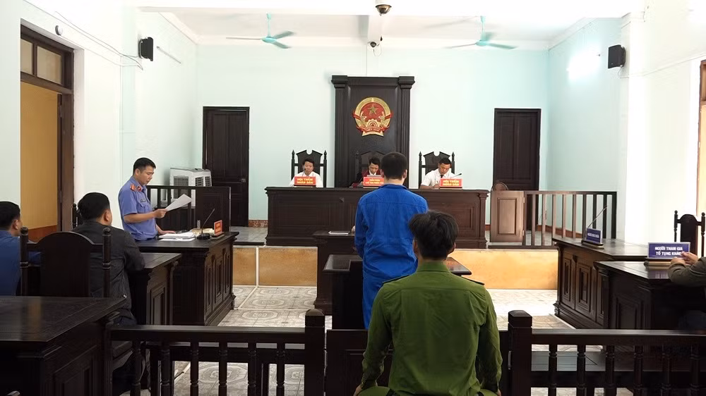 Dùng kéo đâm Công an phường khi bị kiểm tra sử dụng ma túy -0
