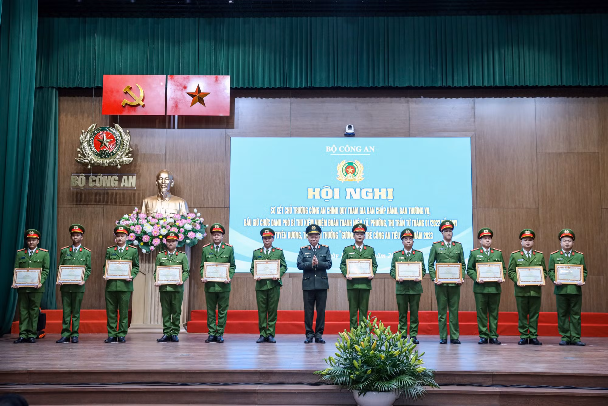 Sắc phục CAND và màu áo xanh thanh niên ngày càng được nhân dân yêu mến, cảm phục -1
