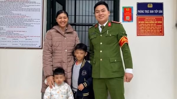 Công an phường giúp đỡ 2 cháu bé trở về với gia đình