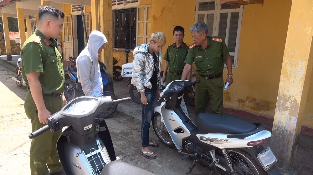 Tuần tra, phát hiện nhóm thanh thiếu niên trộm xe ở các chung cư -0