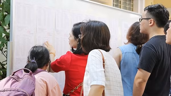 Loạn phí “đặt cọc”, giữ chỗ vào lớp 10 ngoài công lập