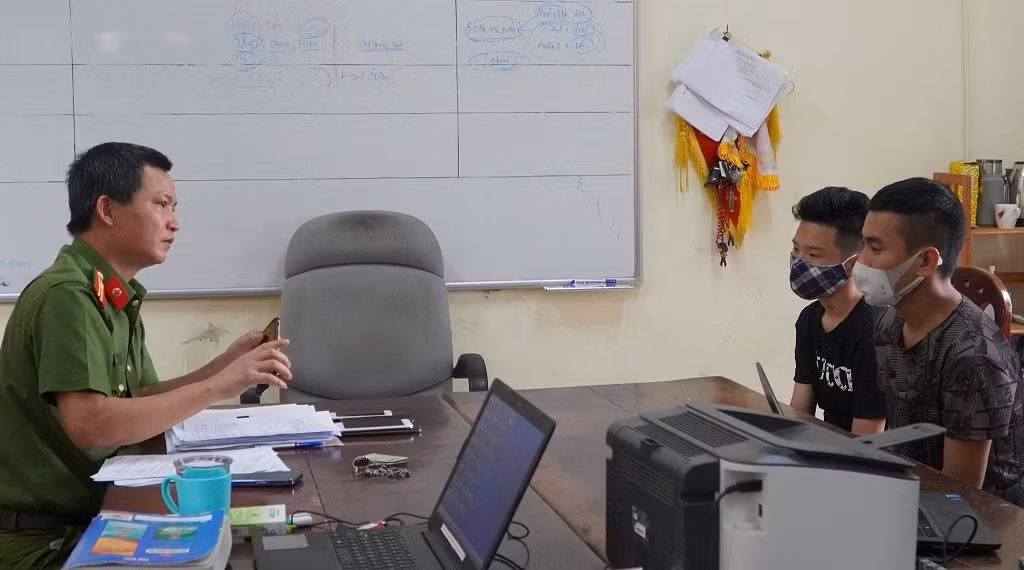 Giả làm khách mua hàng để cướp giật dây chuyền tại tiệm vàng ảnh 3
