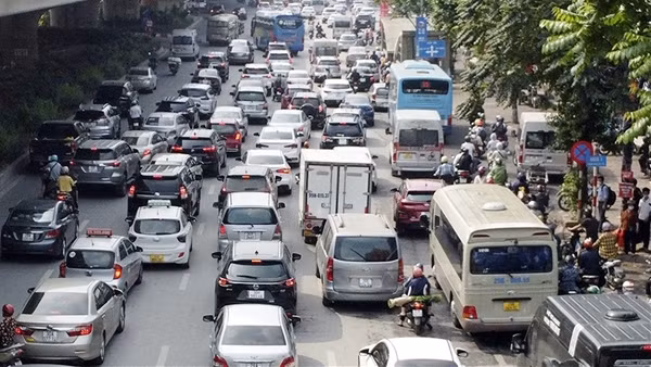 Tránh tắc đường ngày 29, người dân dính "tê liệt" giao thông sáng 30/4