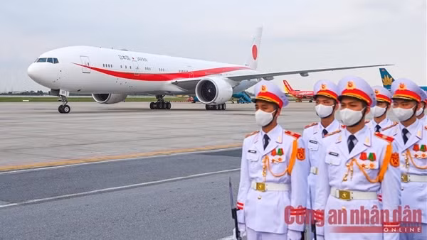 Người dân Việt Nam xếp hàng vào viếng cố Thủ tướng Nhật Bản Abe Shinzo ảnh 7