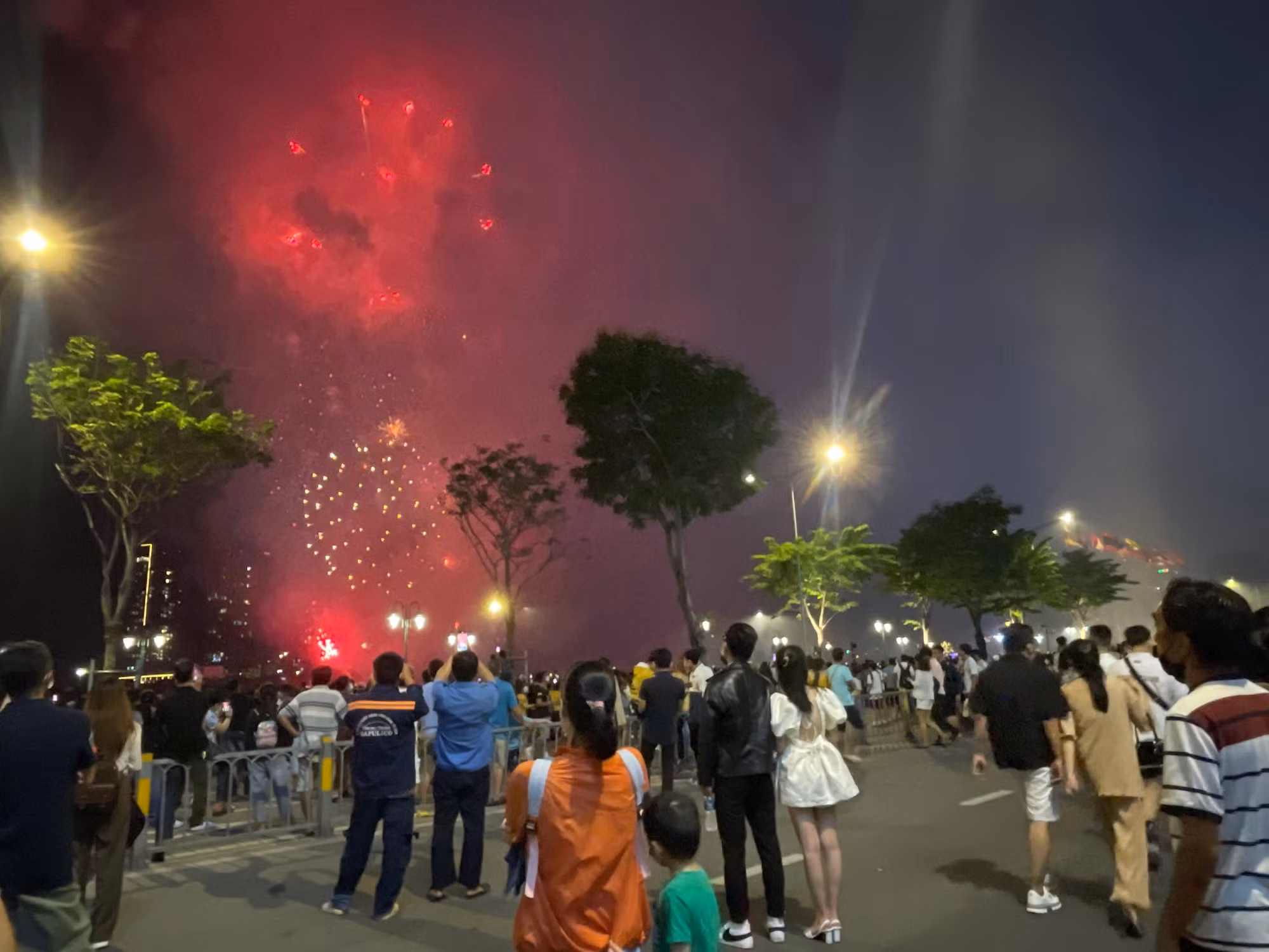 Người dân TP Hồ Chí Minh mãn nhãn với màn bắn pháo hoa mừng 47 năm thống nhất đất nước -4