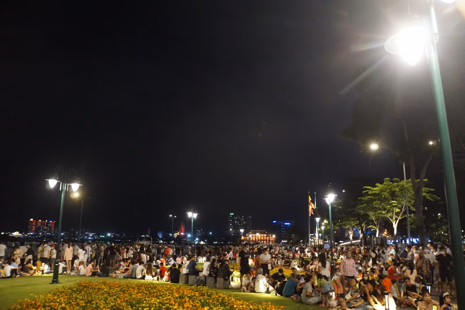 Người dân TP Hồ Chí Minh mãn nhãn với màn bắn pháo hoa mừng 47 năm thống nhất đất nước -1