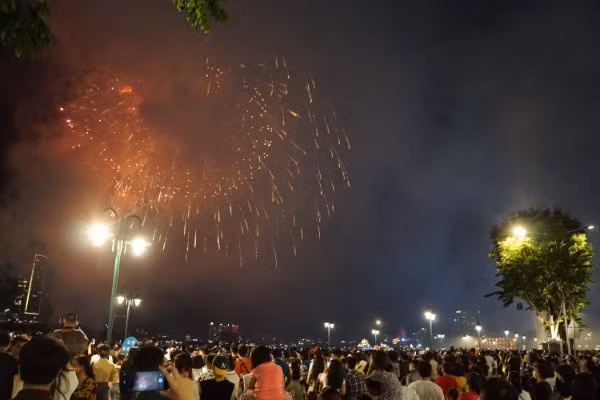 Người dân TP Hồ Chí Minh mãn nhãn với màn bắn pháo hoa mừng 47 năm thống nhất đất nước -3