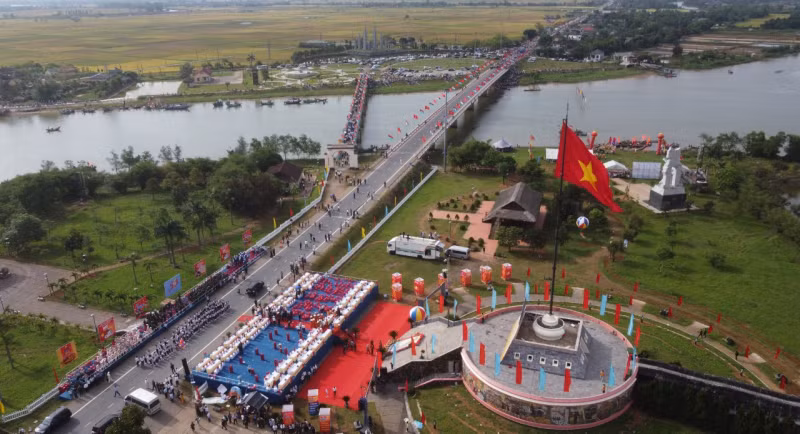 Thượng cờ Thống nhất non sông tại Di tích Đôi bờ Hiền Lương – Bến Hải -0