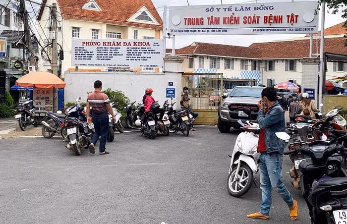 Nhiều nhân viên y tế ở Lâm Đồng nhận tiền của Công ty Việt Á -0