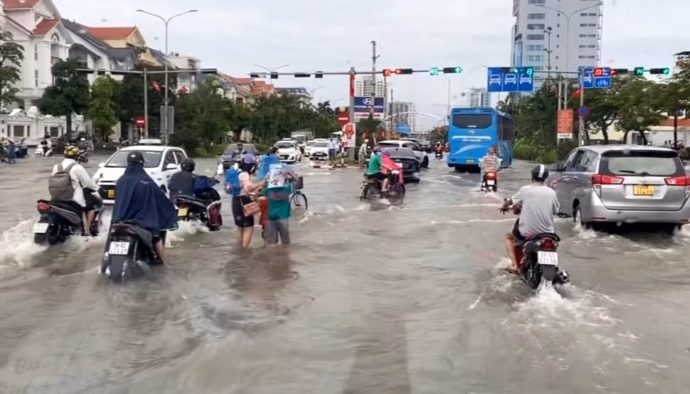 Nhiều tuyến phố tại Hải Phòng và Quảng Ninh ngập lụt sau mưa lớn -0