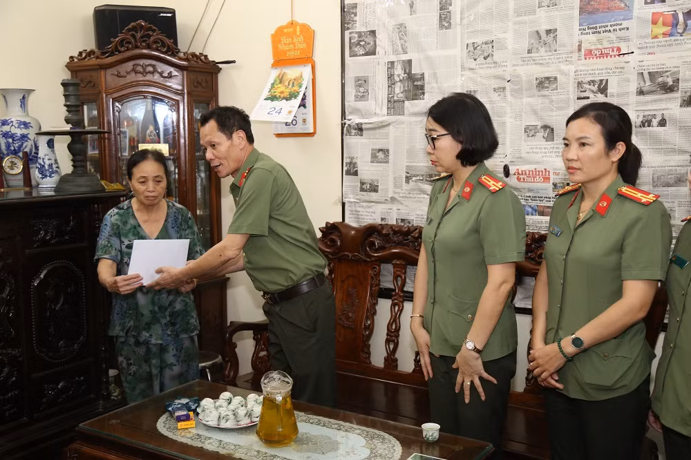 Cục Ngoại tuyến thăm hỏi, động viên gia đình 3 liệt sĩ Công an thành phố Hà Nội hy sinh khi chữa cháy -0