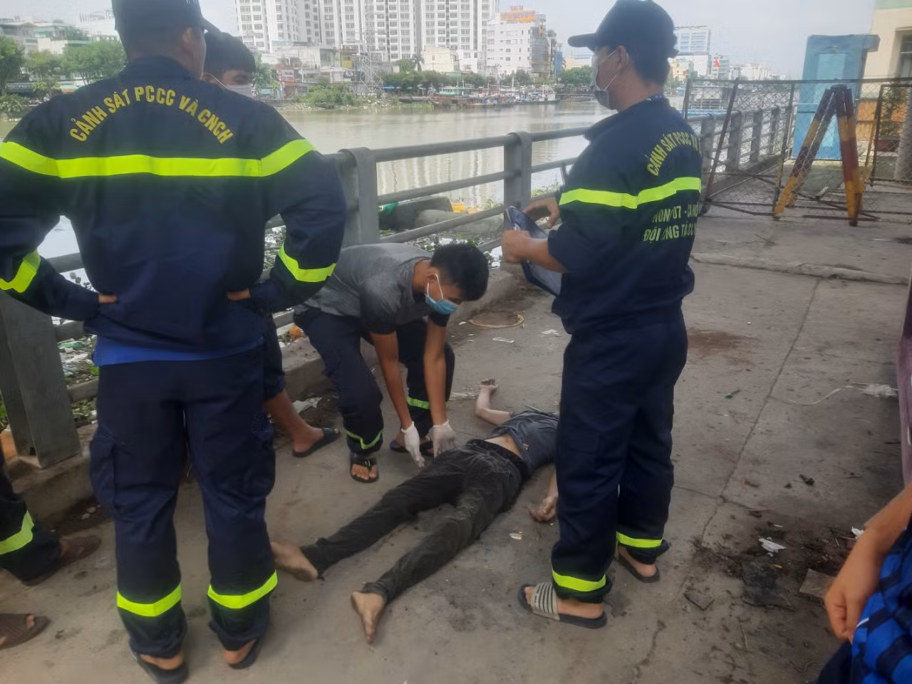 Lặn mò dưới Kênh Tẻ tìm kiếm người đàn ông mất tích -0