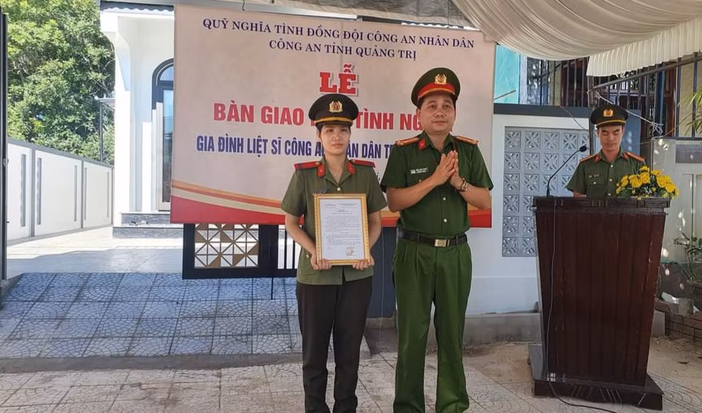 Bàn giao nhà tình nghĩa cho vợ liệt sĩ Công an nhân dân -0