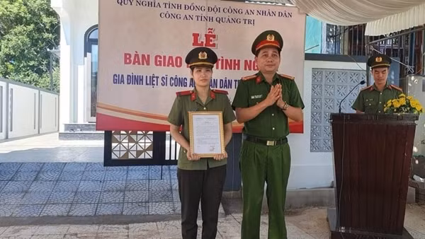 Bàn giao Nhà tình nghĩa cho vợ liệt sĩ Công an