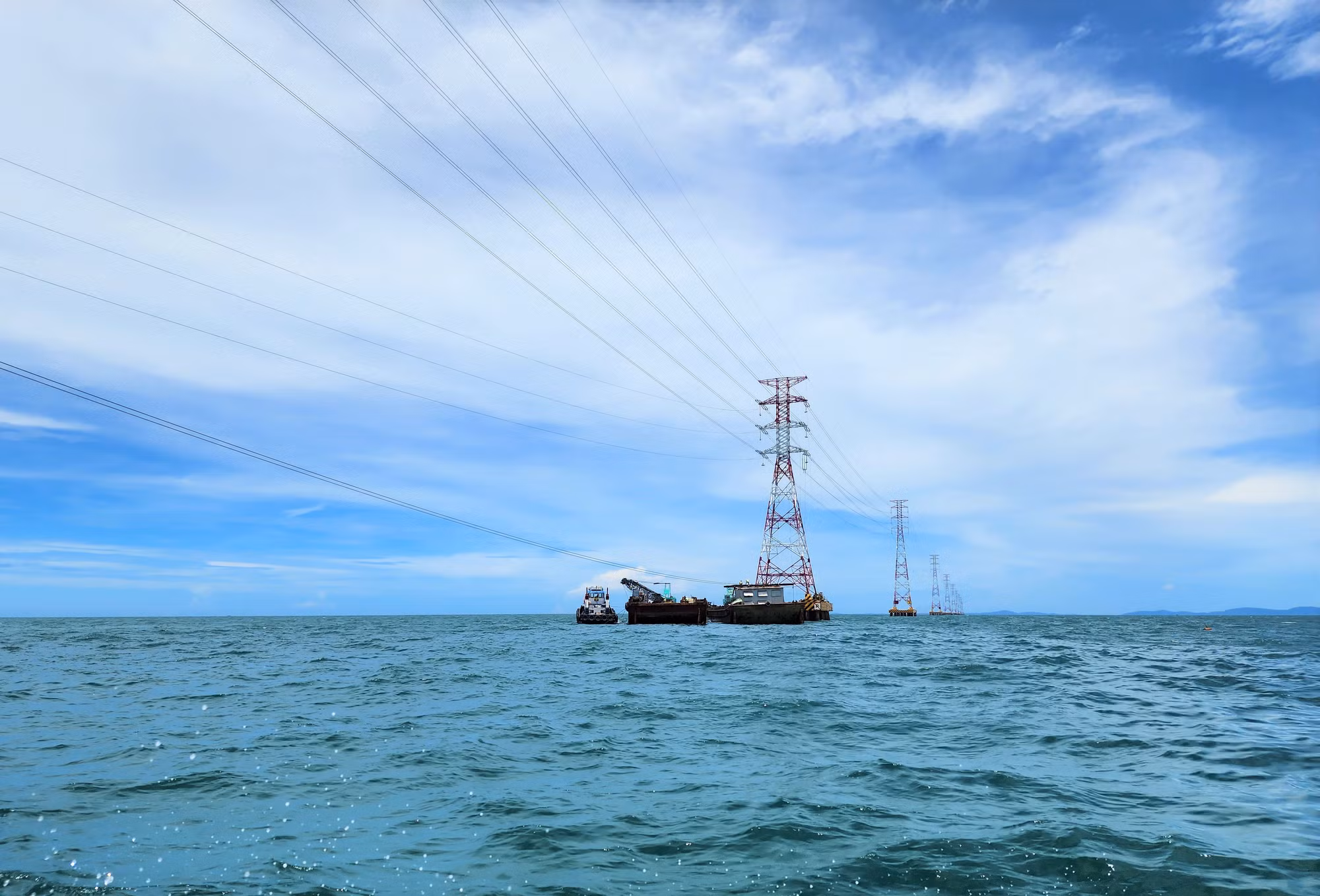 Đường dây 220kV vượt biển dài nhất Đông Nam Á sắp hoàn thành -0