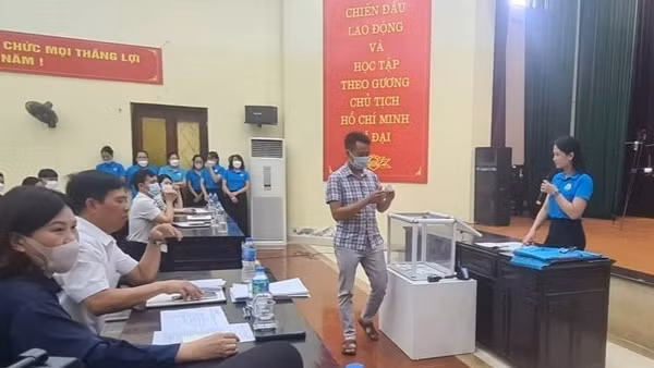 Hàng trăm phụ huynh phải bốc thăm để giành suất vào mầm non công lập