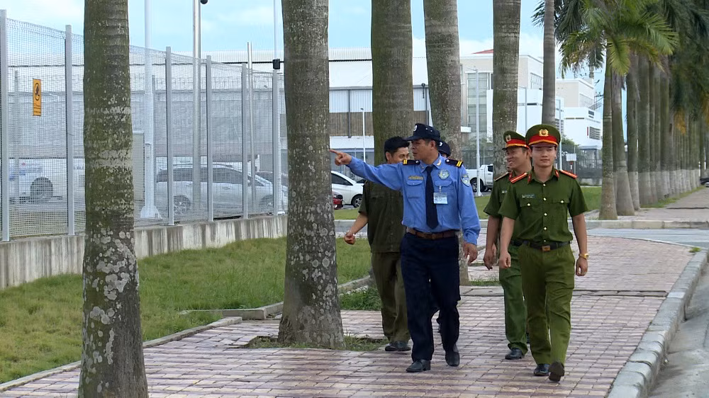 01 cong an kcn trang due.jpg -0